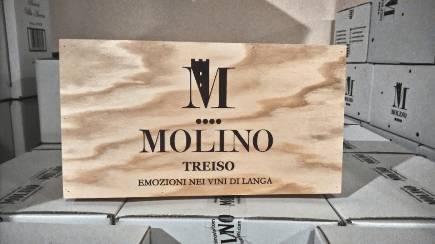 Una cassetta di legno contenente vino Molinoi