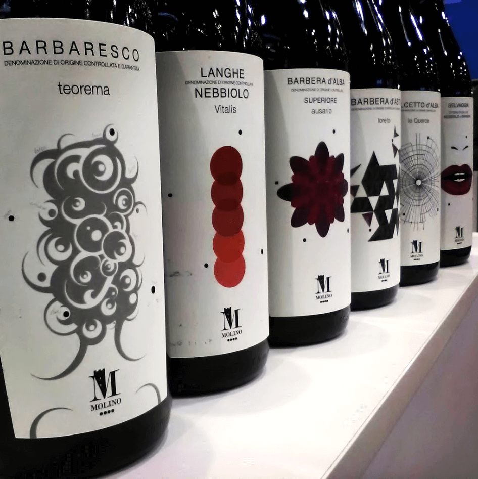 Bottiglie vino Molino in esposizione
